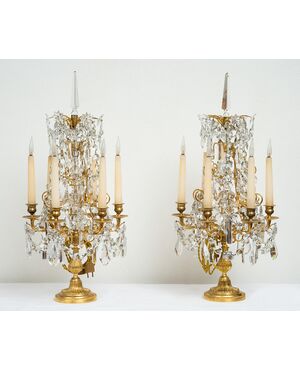 Coppia di Girandole/Candelabri antichi Napoleone III Francese in bronzo dorato e cristallo di Boemia. Periodo XIX secolo.