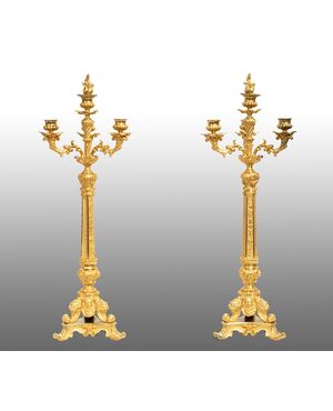 Coppia di candelabri/Flambeaux antichi in bronzo dorato Carlo X Francese. Periodo inizio XIX secolo.