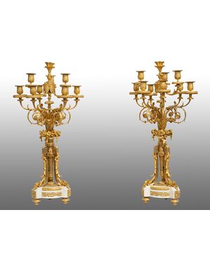 Coppia di Candelabri/Flambeaux antichi Napoleone III in bronzo dorato e marmo bianco statuario. Francia XIX Secolo.