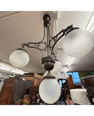 Antico Lampadario in ferro battuto e ottone Liberty 1930 con 4 bocce vetro.  Mis : Altezza cm 108 diametro cm 60 