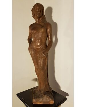 Scultura in terracotta raffigurante Nudo femminile