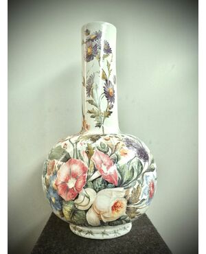 Grande vaso in maiolica con decoro floreale.Manifattura Antonibon,Nove di Bassano.