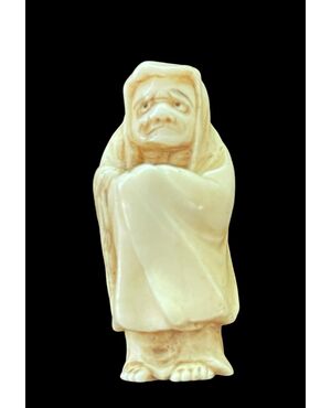 Netsuke in avorio raffigurante personaggio maschile.Giappone.