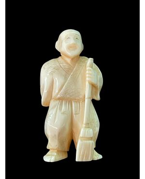 Netsuke in avorio raffigurante personaggio maschile.Giappone.