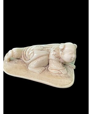 Netsuke in avorio raffigurante personaggio maschile.Giappone.