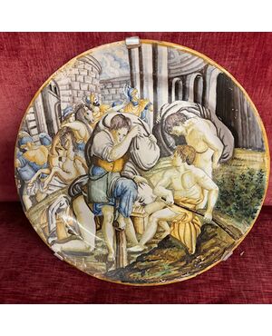 Antico grande piatto maiolica XVIII sec con  vasta scena popolare cm 44 . 