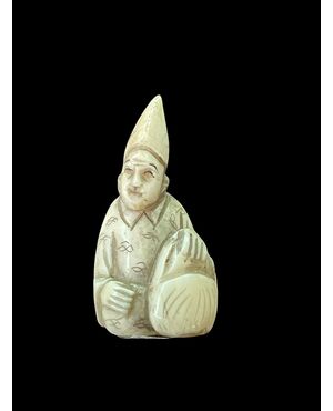 Netsuke in avorio raffigurante personaggio maschile.Giappone.