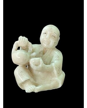 Netsuke in avorio raffigurante personaggio maschile.Giappone.