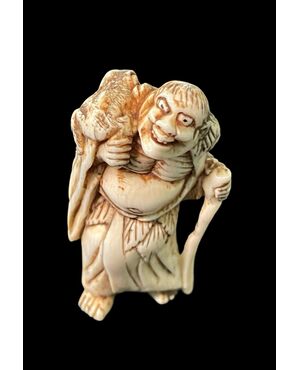 Netsuke in avorio raffigurante personaggio maschile.Giappone.