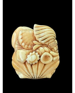 Netsuke in avorio raffigurante gruppo di conchiglie.Giappone.