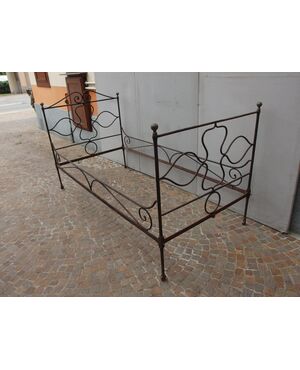 LETTO IN FERRO BATTUTO  A UNA PIAZZA EPOCA 800  cm L93xP195xH96