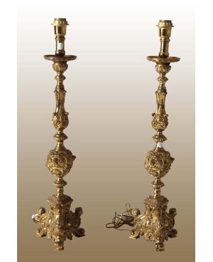 Coppia di lampade candelieri elettrificate francesi del 1800 in bronzo con paralumi in tessuto