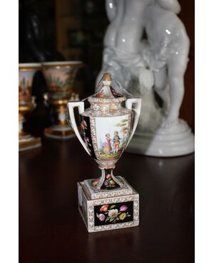 Piccolo Vaso in Porcellana Manifattura Vienna del 1800 Con Decori Floreali