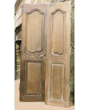  PTS861 - N. 7 porte in legno di noce, misure massime cm L 100 x H 206