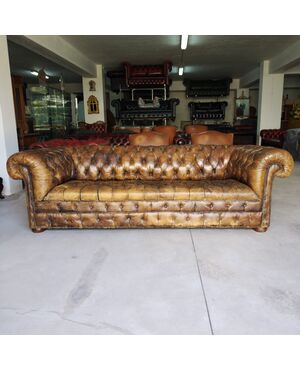 Antico divano 4 posti chesterfield club inglese originale in cuoio cognac del XX secolo 