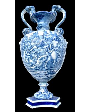 Vaso in maiolica in monocromia turchina con scena istoriata di battaglia.Manifattura Fantechi.Signa.