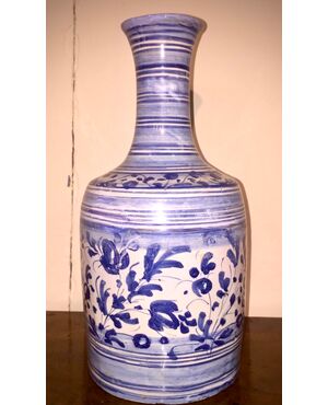 Bottiglia in maiolica decorata con motivo calligrafico con elementi vegetali stilizzati in monocromia turchina.Faenza.