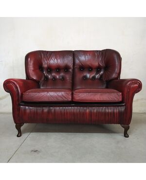 Divano 2 posti chesterfield con schienale alto inglese originale vintage in pelle rosso bordeaux anticato 