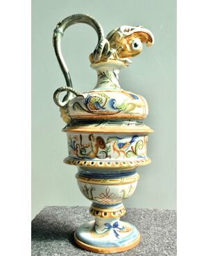 Coppia di vasi versatoi in maiolica con prese a forma di serpente,beccuccio a pesce e decoro a raffaellesche e grottesche.Molaroni,Pesaro.