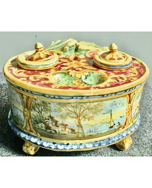 4-foot majolica inkwell with leaf-shaped grip and decoration with Castelli-style medallions and stylized plant motifs.Minghetti.Bologna manufacture.     