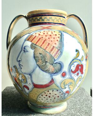 Globular vase with two handles in gold and ruby luster with double medallion with Renaissance profiles and stylized plant motifs. Umbrian ceramic company by Paolo Rubboli. Gualdo Tadino.     