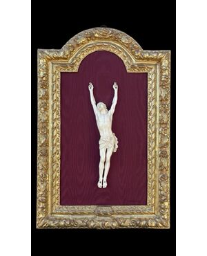 Cristo in avorio in pezzo unico.Cornice in legno intagliato e foglia oro.Epoca Luigi XVI.