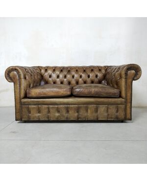 Divano chesterfield antico 2 posti modello club inglese originale in pelle marrone cognac 