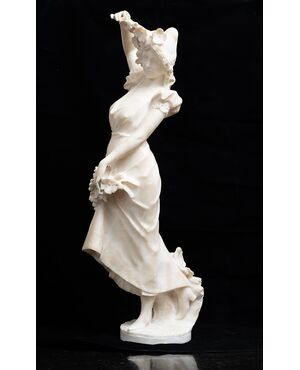 Scultura antica Napoleone III Francese in alabastro raffigurante donna con fiori. Periodo XIX secolo.