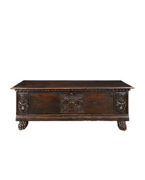 Cassapanca in legno di noce intagliato. Italia, XVII secolo.