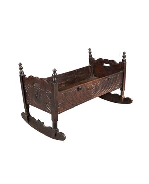 Culla in legno intagliato. Italia, XIX secolo.