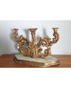 Antico candelabro candeliere in legno dorato a mecca XVIII sec. A due luci . Mis 66 x  altezza cm 42  