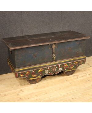 Indian chest in painted wood from the 20th century