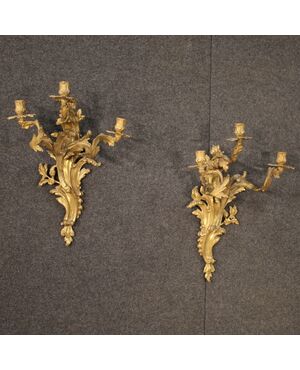 Coppia di applique francesi in bronzo dorato in stile Luigi XV