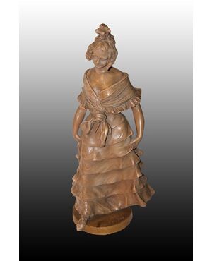 Bellissima scultura francese del 1800 firmata in terracotta raffigurante una Dama con elegantissimo vestito