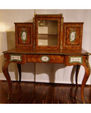 Antico scrittoio bonheur du jour francese Stile Luigi XV con bronzi e porcellana di Sevres