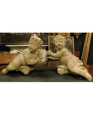  DARS641 - N. 2 statue di putti in pietra Serena, misure cm L 60 x H 57 x P 40 