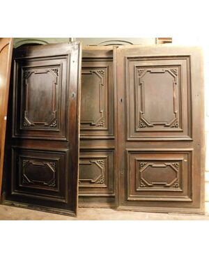 PTS872 - N. 3 porte in legno di noce, misure cm L 125 x H 237 