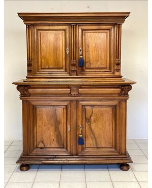 Credenza doppio corpo in noce . XVIII secolo