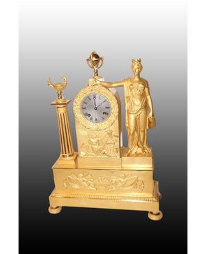 Parigina orologio da tavolo francese del 1800 in bronzo dorato stile Impero con dama 