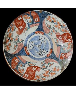 GRANDE PIATTO IN PORCELLANA - IMARI - EPOCA MEIJI (1868 - 1912)