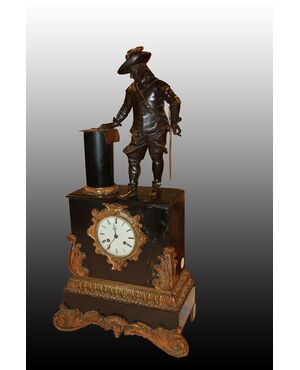 Orologio da tavolo francese del 1800 in marmo con scultura in bronzo e fregi