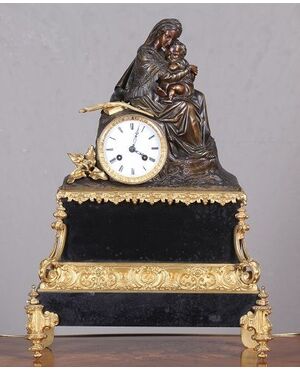 Antico orologio francese del 1800 raffigurante Maternità  in bronzo con base in marmo Madonna con bambino