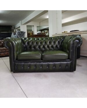 Divano chesterfield club 2 posti inglese originale vintage in pelle verde 