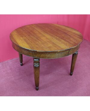 Extendable round table