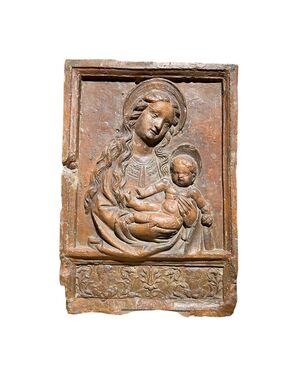 Bassorilievo in terracotta raffigurante Madonna con Bambino