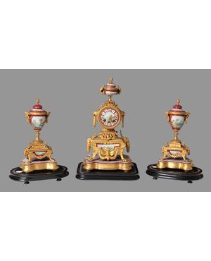 Trittico composto da orologio e due vasi in porcellana di Sevres del 1800