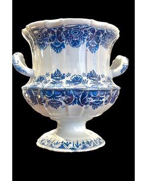 Vaso in maiolica a corpo rastremato con due manici e decoro monocromo blu alla ‘Rouen’.Pasquale Antonibon,Nove di Bassano.