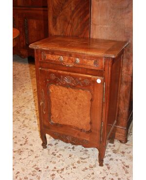 Piccola Credenza Provenzale in legno di noce e olmo ad 1 anta