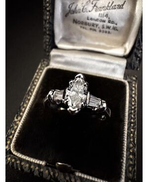 Anello con  Diamante  taglio  Marquise  0.60 ct.