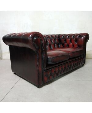 Divano Chesterfield 2 posti modello club inglese originale vintage in pelle rosso bordeaux 